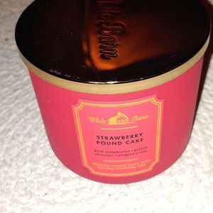 White Barn Candle- Strawberry Pound Cake